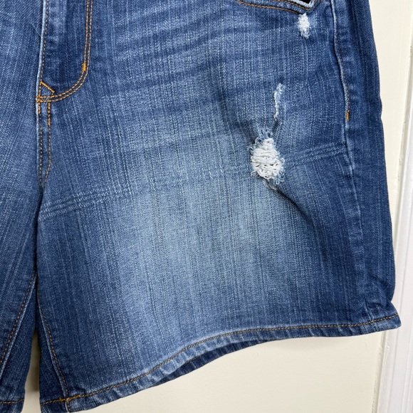 Old Navy Boyfriend Distressed Denim Jean Shorts Women’s Size 14 Blue 6” inseam - Picture 2 of 10